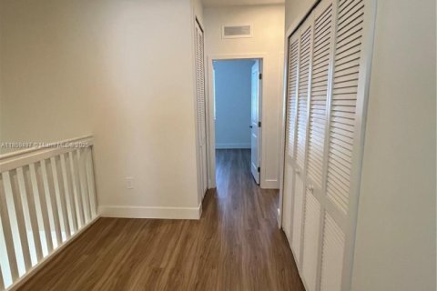Adosado en venta en Miami, Florida, 3 dormitorios № 2022742 - foto 12