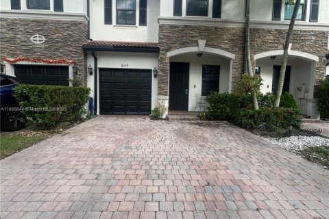 Touwnhouse à louer à Miami, Floride: 3 chambres, 138.24 m2 № 1948622 - photo 1