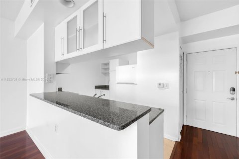 Condo in Miami, Florida, 1 bedroom  № 1814073 - photo 12