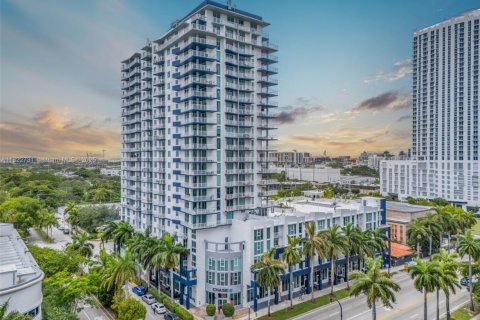 Condo in Miami, Florida, 1 bedroom  № 1814073 - photo 1