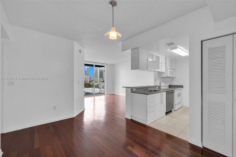 Condo in Miami, Florida, 1 bedroom  № 1814073 - photo 5