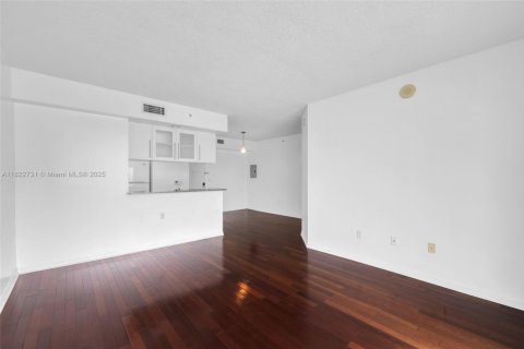 Condo in Miami, Florida, 1 bedroom  № 1814073 - photo 11