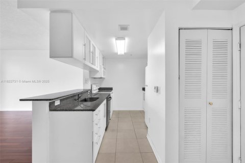 Condo in Miami, Florida, 1 bedroom  № 1814073 - photo 13