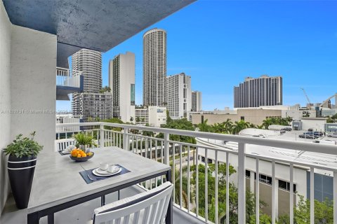 Condo in Miami, Florida, 1 bedroom  № 1814073 - photo 9
