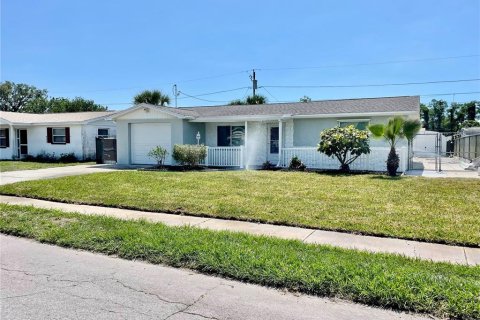 House in Holiday, Florida 2 bedrooms, 121.89 sq.m. № 1749656 - photo 1