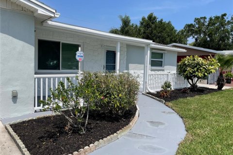 House in Holiday, Florida 2 bedrooms, 121.89 sq.m. № 1749656 - photo 2