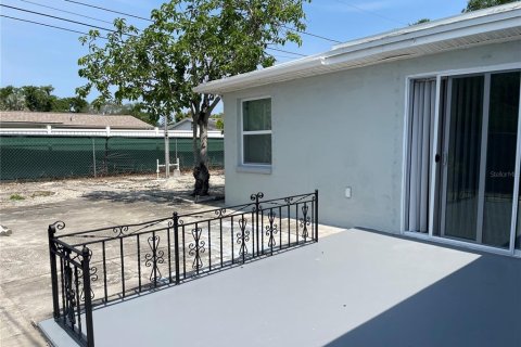 House in Holiday, Florida 2 bedrooms, 121.89 sq.m. № 1749656 - photo 16