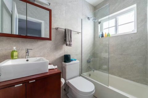 Adosado en venta en Miami Beach, Florida, 2 dormitorios, 118.73 m2 № 2032364 - foto 16