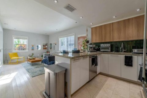 Adosado en venta en Miami Beach, Florida, 2 dormitorios, 118.73 m2 № 2032364 - foto 9