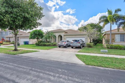 House in Miami Gardens, Florida 4 bedrooms, 173.26 sq.m. № 2007856 - photo 2