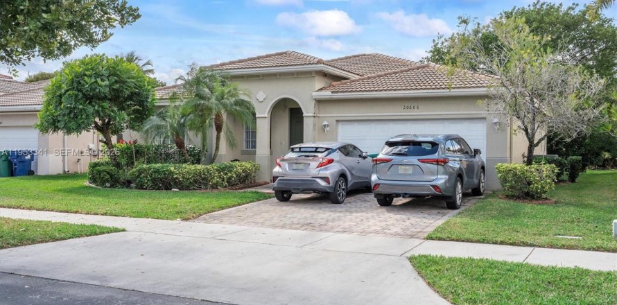 House in Miami Gardens, Florida 4 bedrooms, 173.26 sq.m. № 2007856