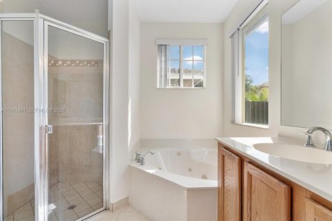 House in Miami Gardens, Florida 4 bedrooms, 173.26 sq.m. № 2007856 - photo 20