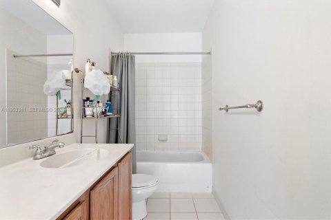 House in Miami Gardens, Florida 4 bedrooms, 173.26 sq.m. № 2007856 - photo 25