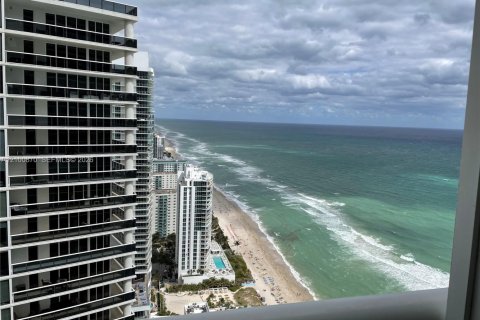 Condo in Hallandale Beach, Florida, 1 bedroom  № 2401312 - photo 2