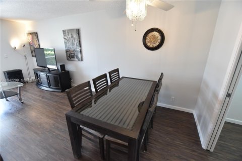 House in West Palm Beach, Florida 2 bedrooms, 84.54 sq.m. № 1999427 - photo 3