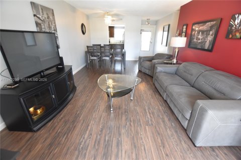 House in West Palm Beach, Florida 2 bedrooms, 84.54 sq.m. № 1999427 - photo 2