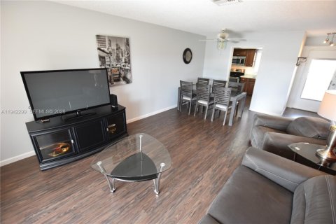 House in West Palm Beach, Florida 2 bedrooms, 84.54 sq.m. № 1999427 - photo 8