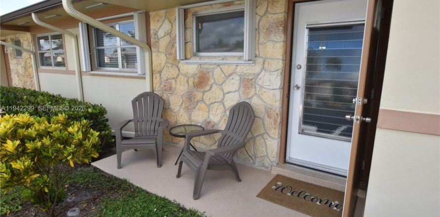 House in West Palm Beach, Florida 2 bedrooms, 84.54 sq.m. № 1999427