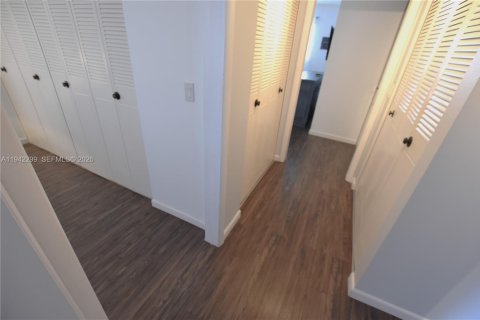 House in West Palm Beach, Florida 2 bedrooms, 84.54 sq.m. № 1999427 - photo 17