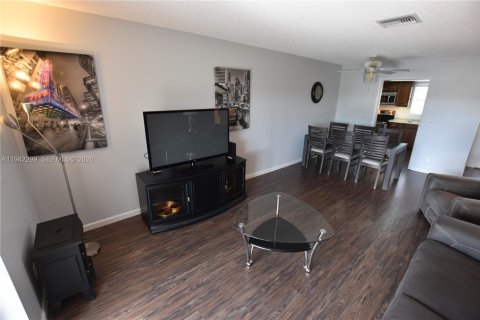 House in West Palm Beach, Florida 2 bedrooms, 84.54 sq.m. № 1999427 - photo 9