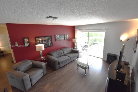 House in West Palm Beach, Florida 2 bedrooms, 84.54 sq.m. № 1999427 - photo 10