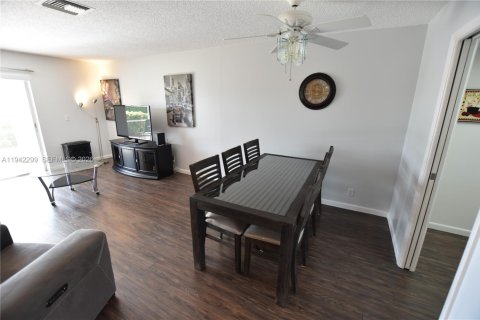 House in West Palm Beach, Florida 2 bedrooms, 84.54 sq.m. № 1999427 - photo 11