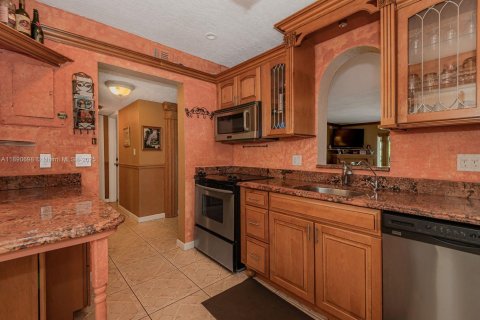 Condominio en venta en Lauderdale Lakes, Florida, 2 dormitorios, 101.08 m2 № 1947348 - foto 2