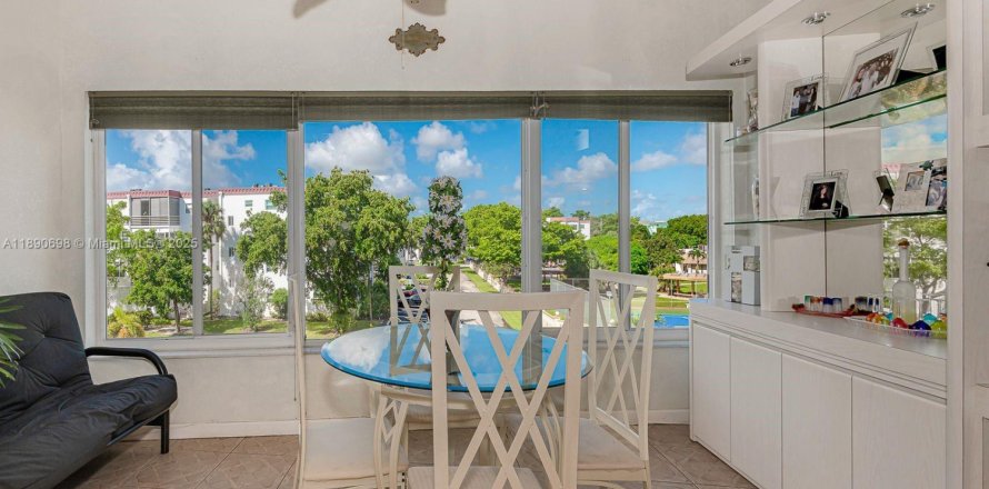 Condominio en Lauderdale Lakes, Florida, 2 dormitorios № 1947348