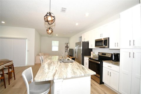 House in Poinciana, Florida 3 bedrooms, 139.35 sq.m. № 2324784 - photo 11