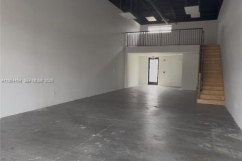 Commercial property in Fort Myers, Florida № 2153338 - photo 3