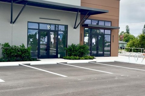 Commercial property in Fort Myers, Florida № 2153338 - photo 1