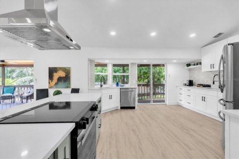 House in Tierra Verde, Florida 3 bedrooms, 192.4 sq.m. № 2351485 - photo 15