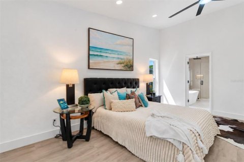 House in Tierra Verde, Florida 3 bedrooms, 192.4 sq.m. № 2351485 - photo 26