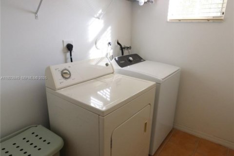 Townhouse in Miami, Florida 3 bedrooms, 158.86 sq.m. № 1982309 - photo 20