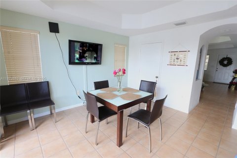 Townhouse in Miami, Florida 3 bedrooms, 158.86 sq.m. № 1982309 - photo 7