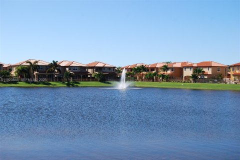 Townhouse in Miami, Florida 3 bedrooms, 158.86 sq.m. № 1982309 - photo 26