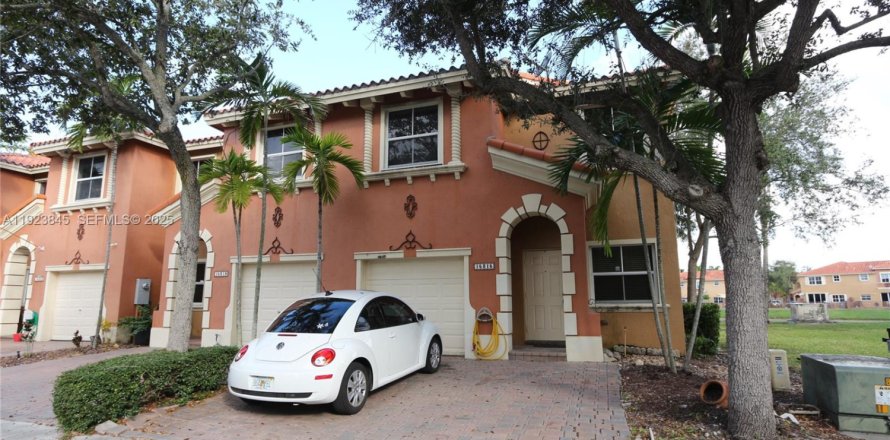 Townhouse in Miami, Florida 3 bedrooms, 158.86 sq.m. № 1982309