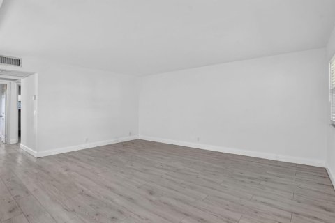Condo in Delray Beach, Florida, 2 bedrooms  № 2269774 - photo 12