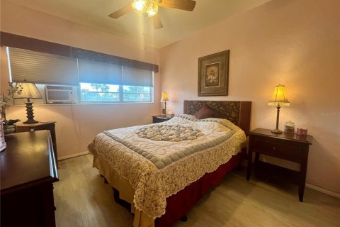 Condo in Kenneth City, Florida, 1 bedroom  № 1629425 - photo 12