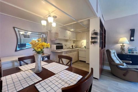 Condo in Kenneth City, Florida, 1 bedroom  № 1629425 - photo 9