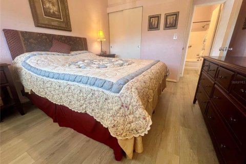 Condo in Kenneth City, Florida, 1 bedroom  № 1629425 - photo 13