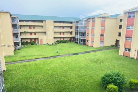 Кондоминиум с 2 спальнями в Лодердейл-Лейкс, Флорида № 2058146