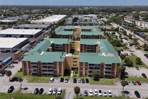 Купить кондоминиум в Лодердейл-Лейкс, Флорида 2 спальни, 102.19м2, № 2058146 - фото 4