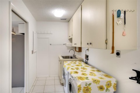 House in Bradenton, Florida 2 bedrooms, 200.02 sq.m. № 2100873 - photo 21
