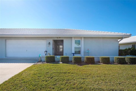 House in Bradenton, Florida 2 bedrooms, 200.02 sq.m. № 2100873 - photo 3
