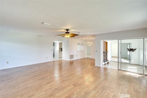 House in Bradenton, Florida 2 bedrooms, 200.02 sq.m. № 2100873 - photo 7