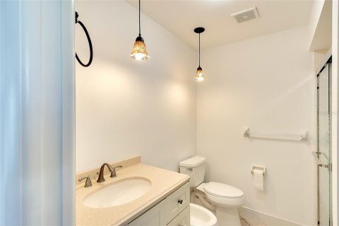 House in Bradenton, Florida 2 bedrooms, 200.02 sq.m. № 2100873 - photo 18