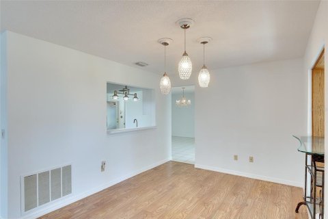 House in Bradenton, Florida 2 bedrooms, 200.02 sq.m. № 2100873 - photo 8