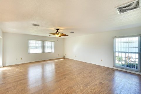House in Bradenton, Florida 2 bedrooms, 200.02 sq.m. № 2100873 - photo 5