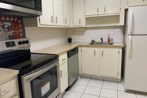 Condo in Hallandale Beach, Florida, 1 bedroom  № 2082803 - photo 12